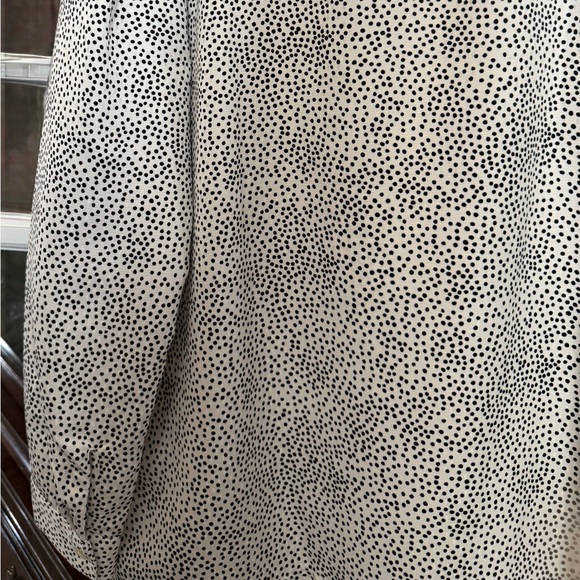 LOFT Black and White Dotted Shirt. Keyhole opening back, button cuff, side slit. - Picture 5 of 8
